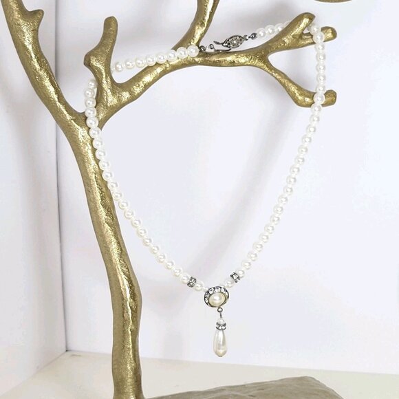 Vintage 16 Inch Faux Pearl Necklace With Ornate Clasp possibly silver. - Picture 10 of 12